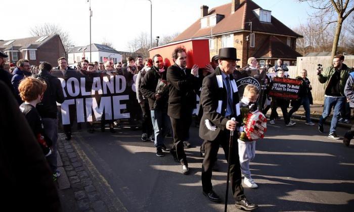 Mock Funeral和Beach Ball Fan Protests的Charlton'非常悲伤'