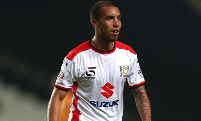 MK Dons Midfielder Samir Carronthers在从Cheltenham禁止以便在品脱玻璃中排尿后道歉