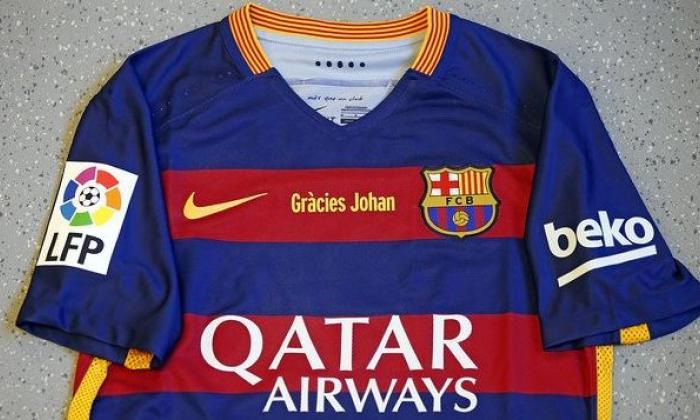 巴塞罗那穿着致力于俱乐部传奇约翰克鲁伊夫的衬衫与皇家马德里
