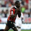 Classic Mario Balotelli：ex-liverpool和曼彻斯特城罢工者得分已故的尼斯赢家，被预订，然后在五分钟后发出！