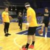 视频：Hector Bellerin在丹佛掘金队前面拉开篮球伎俩