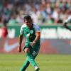 手表：Werder Bremen的Zlatko Junuzovic Nutmegs Borussia Dortmund Defender三次